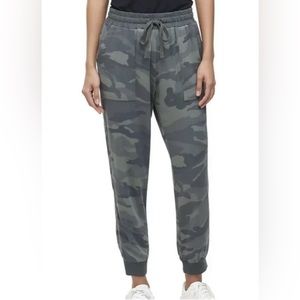 Splendid Wm’s Sz M Green Camo Cuff Ankle Joggers Pants EUC